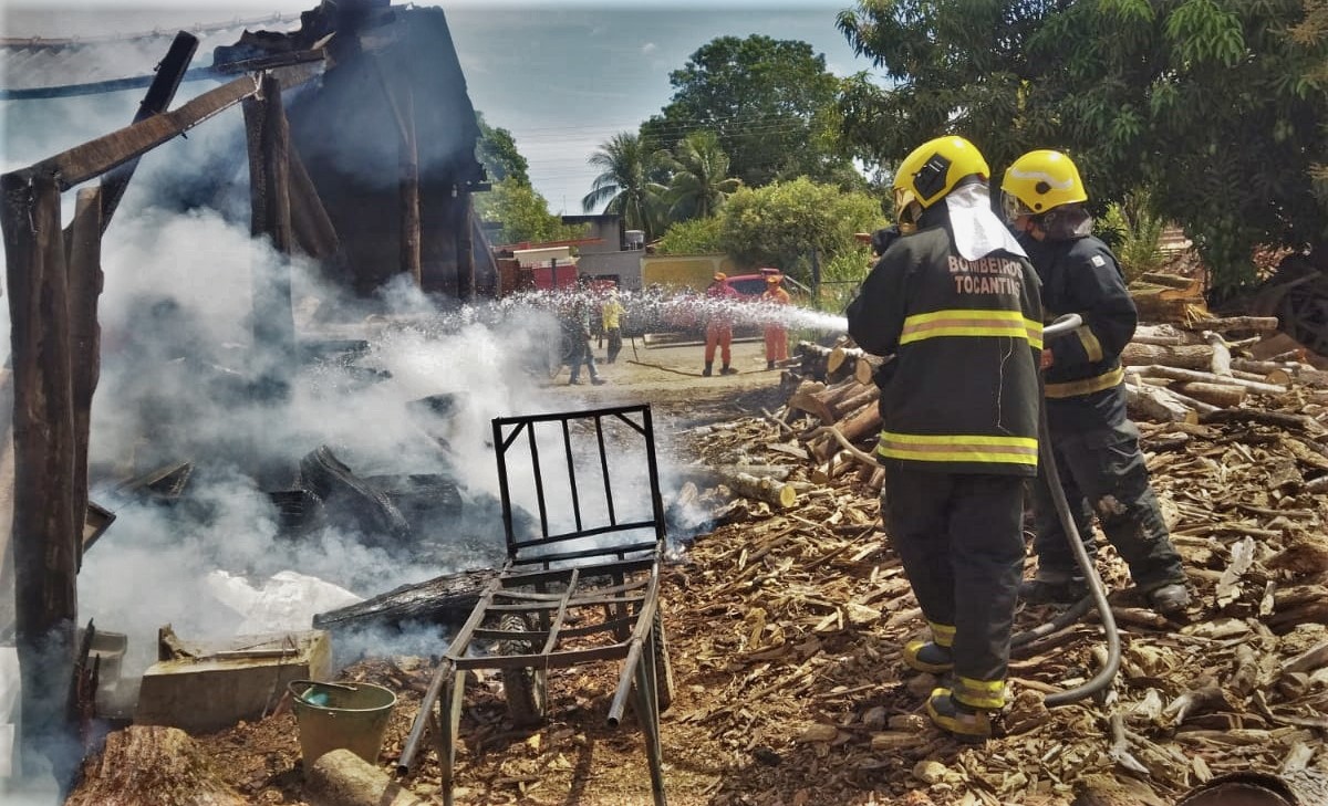 Cerâmica pega fogo e bombeiros militares são acionados para combater as chamas em Colinas