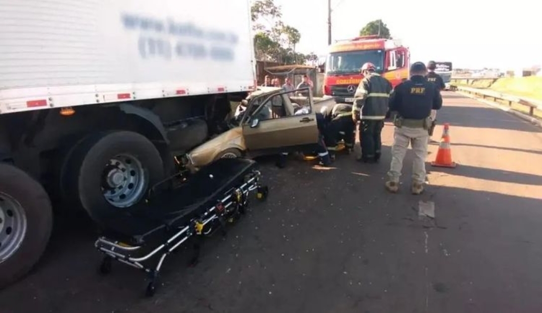 Carro atinge traseira de carreta na BR-153 em Araguaína e motorista fica preso às ferragens