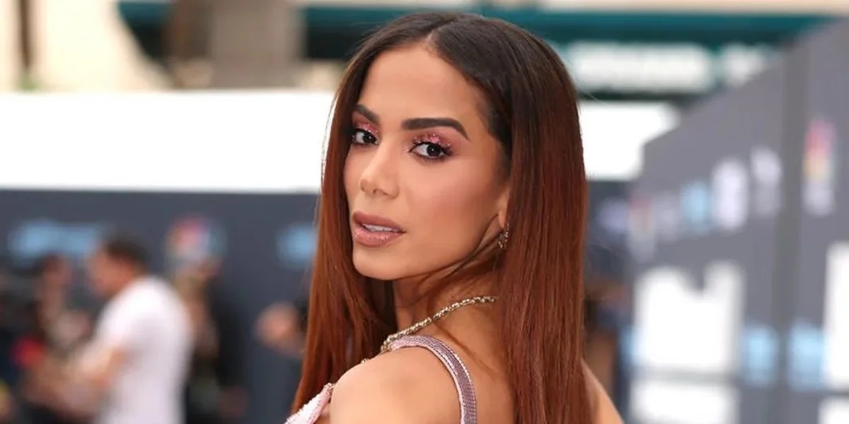 Anitta sente forte dor na parte íntima, recebe diagnóstico de doença e passa por cirurgia: “Não é normal”