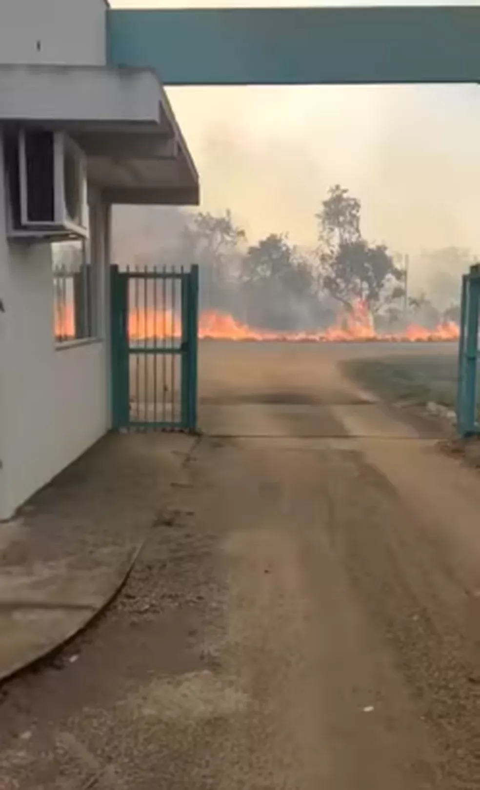 Incêndio atinge área verde e campo de futebol da UFT em Miracema do Tocantins