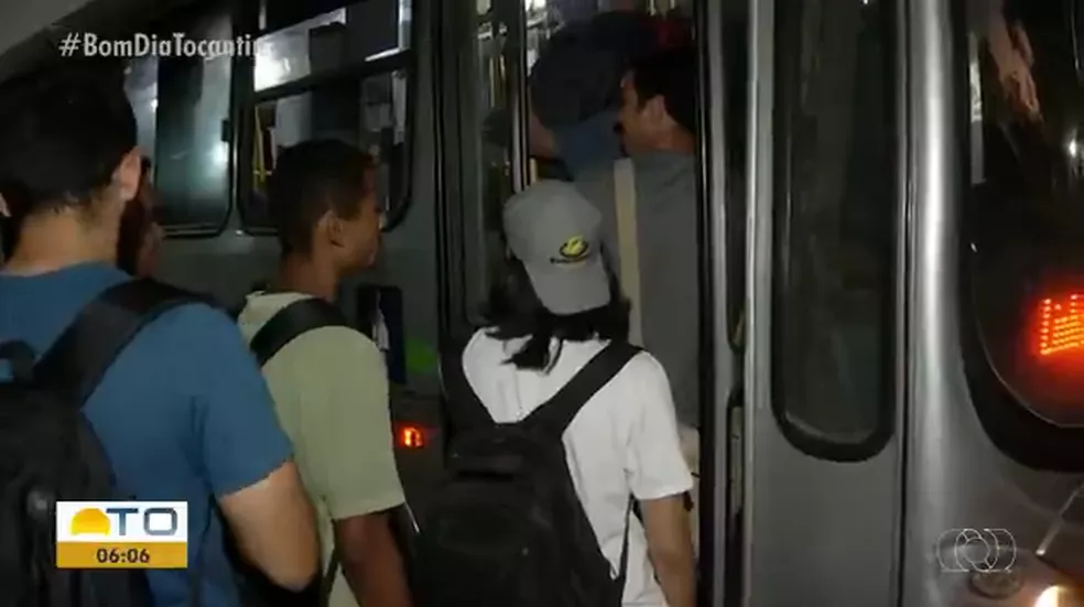 Universitários reclamam da redução no horário dos ônibus em Palmas durante o período de férias