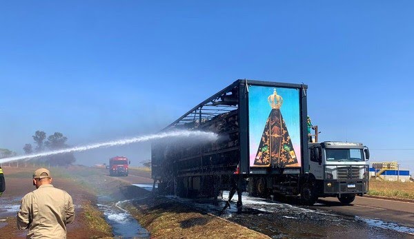 Painel de Nossa Senhora Aparecida fica intacto após fogo destruir carreta de algodão