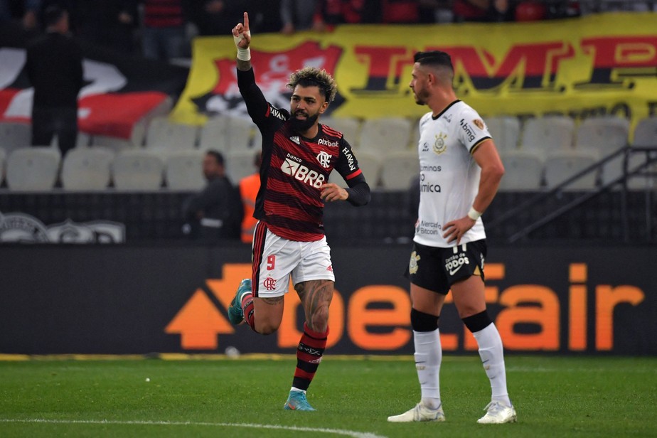 Análise: Talentos do Flamengo e queda do Corinthians deixam sensação de que placar poderia ter sido mais largo