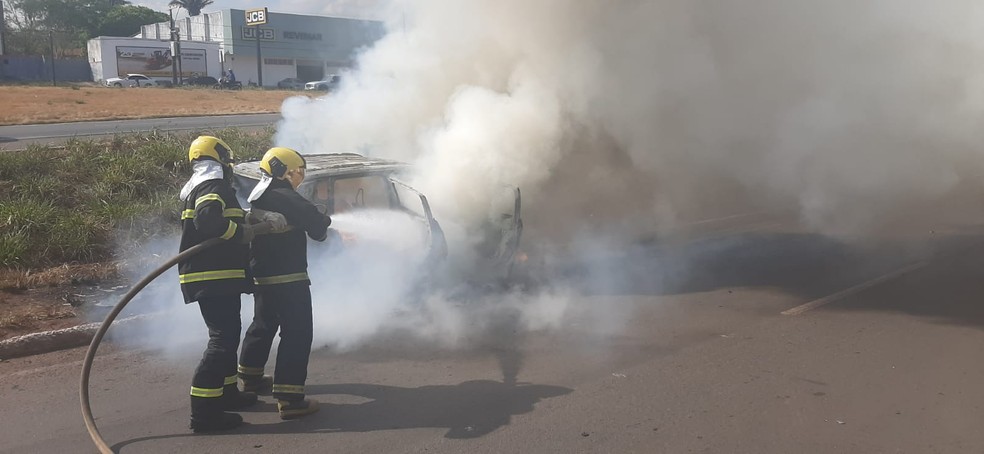 Carro pega fogo durante teste de manutenção e fica destruído em trecho da BR-153