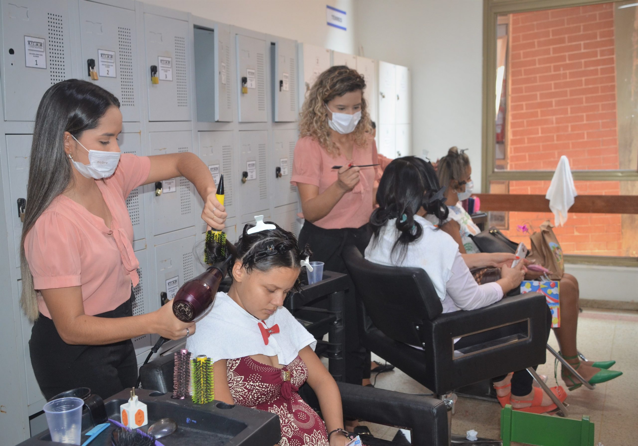 Mulheres do ambulatório pediátrico do HGP recebem dia da beleza