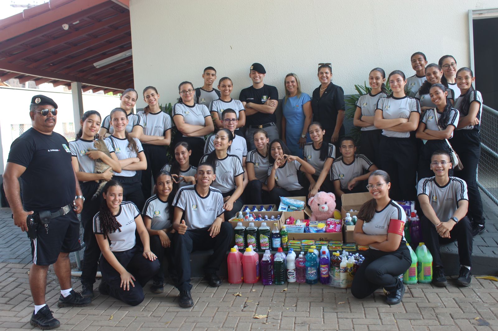 Equipe escolar do Colégio Militar Dr. José Aluísio da Silva Luz de Araguaína participa de ação solidária