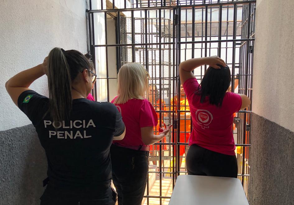 Custodiadas da Unidade Penal Feminina de Palmas participam de palestra sobre prevenção ao câncer de mama com o Instituto Mulher do Tocantins