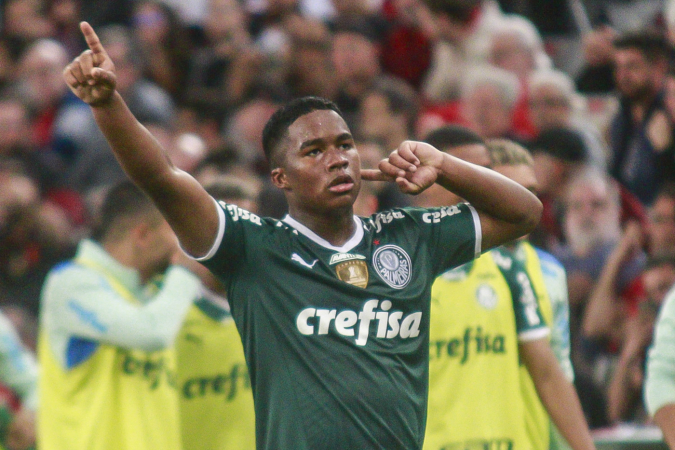 Endrick brilha, Palmeiras vence de virada o Athletico-PR e pode ser campeão nesta quarta