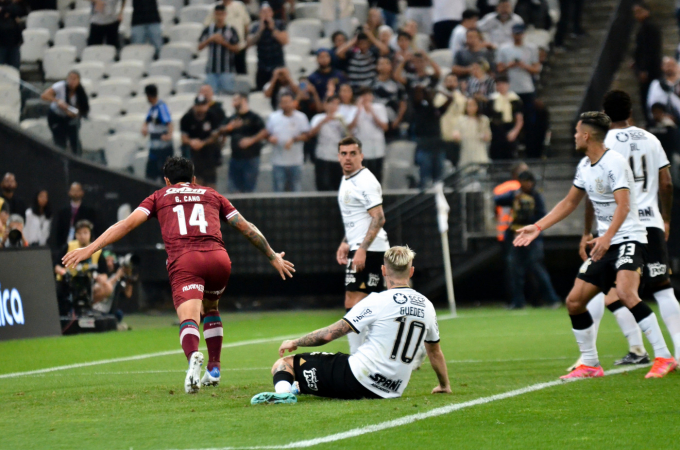 Na briga pelo G4 do Brasileirão, Corinthians perde para o Fluminense por 2 a 0