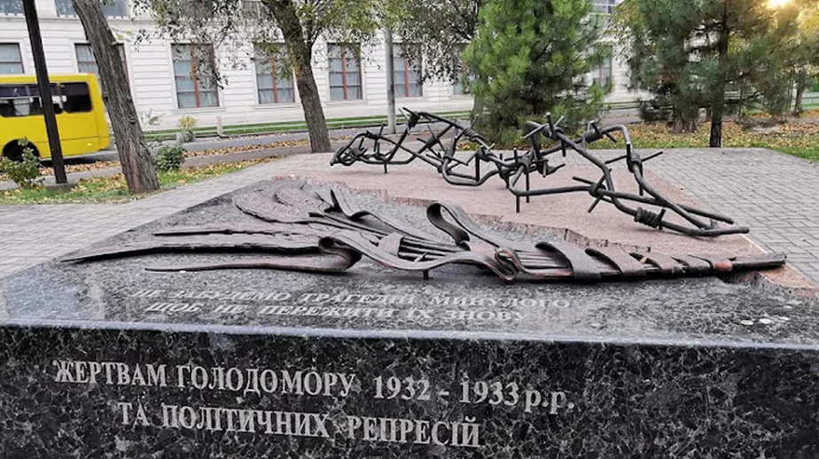 Monumento às vítimas da fome no período soviético é desmontado por autoridades russas em Mariupol