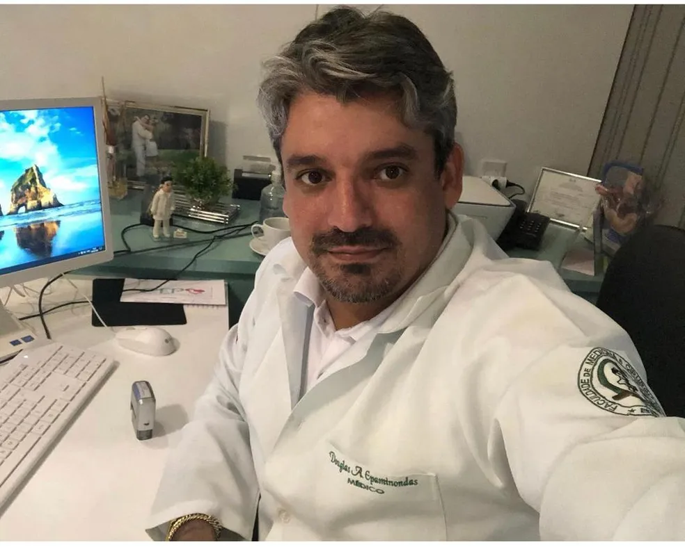 Mesmo ferido, médico que estava em ambulância na hora de acidente faz intubação para salvar paciente transportada