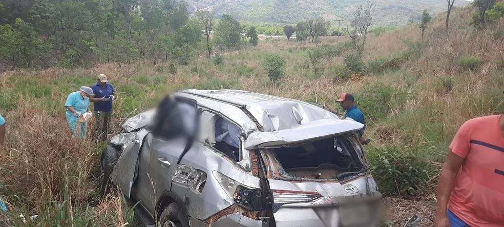 Imagens mostram carro de senador destruído após capotar em ribanceira de dez metros; motorista morreu