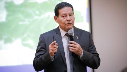 “Problema surgiu quando aceitamos manobra que anulou condenação de Lula”, diz Mourão