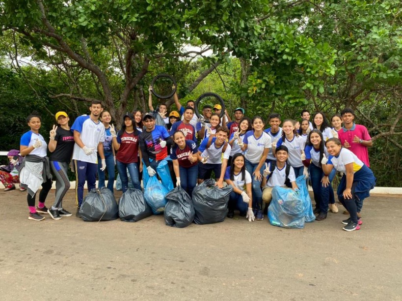 Unidade escolar de Wanderlância envolve estudantes em projeto de limpeza de rio e plantio de mudas para reposição da mata ciliar