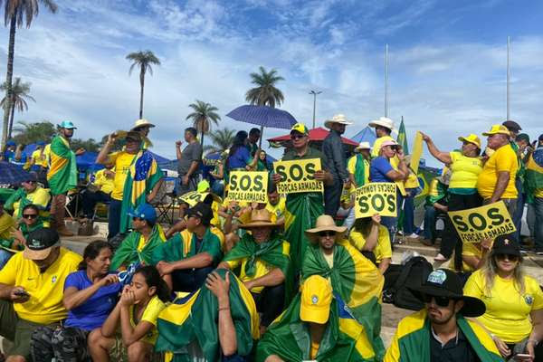 No feriado da Proclamação, manifestantes pedem intervenção no QG de Brasília