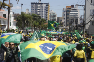 Militantes vão às ruas em manifestações pacíficas pelo Brasil; veja videos