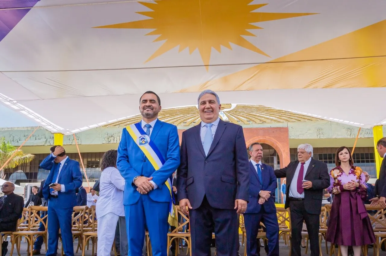 Após sessão solene governador Wanderlei Barbosa e o vice Laurez Moreira caminharam até a Praça dos Girassóis