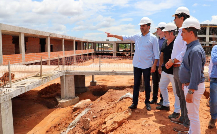 Governador visita obras do Hospital Geral de Araguaína e entrega revitalização do Batalhão Ambiental