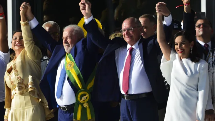 Lula sobe a rampa do Planalto e recebe a faixa presidencial