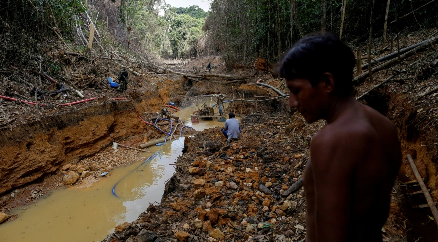 Tráfego aéreo expõe poder do garimpo ilegal em terras Yanomami