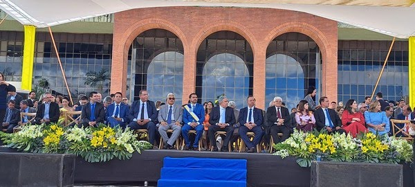 Governador Wanderlei caminha até o Palácio Araguaia e faz pronunciamento após posse