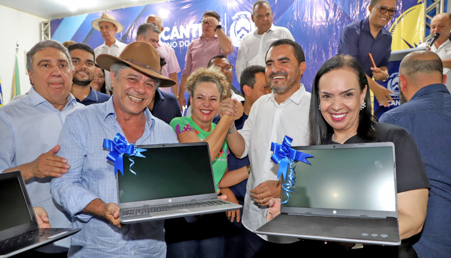 Em Gurupi, governador Wanderlei Barbosa entrega equipamentos tecnológicos e visita obras em escolas