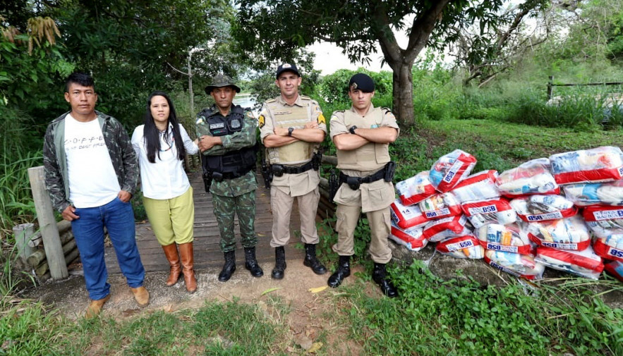 Governo do Tocantins entrega cestas básicas e redes de pesca para indígenas na Ilha do Bananal