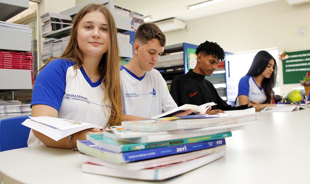 No Dia Nacional do Livro Didático, Secretaria da Educação destaca relevância das obras para aprendizagem