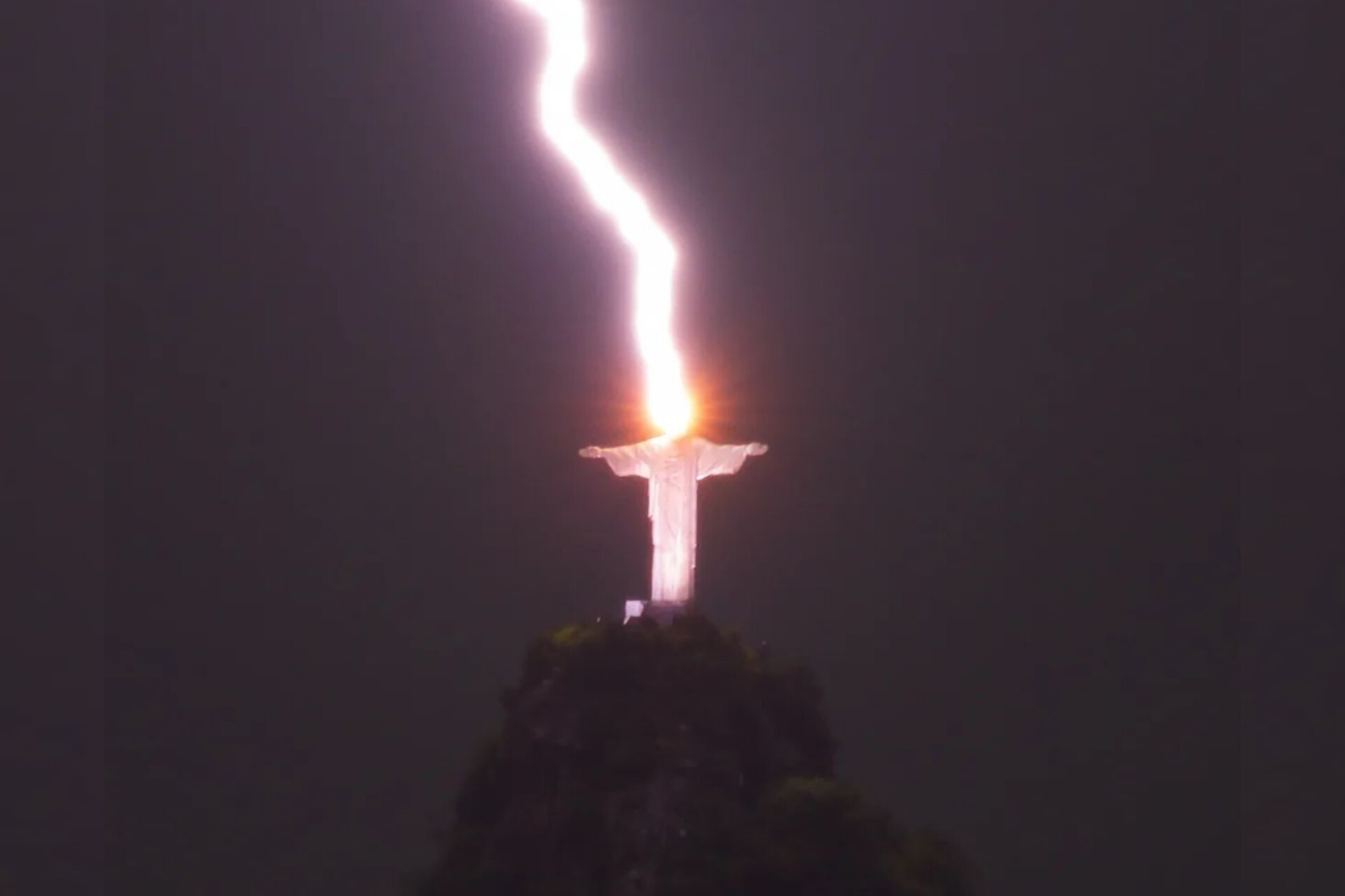 Impressionante! Cristo Redentor é atingido por raio; veja imagens