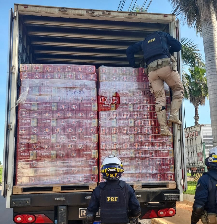 Mais de 150 mil latas de cerveja são apreendidas na BR-153