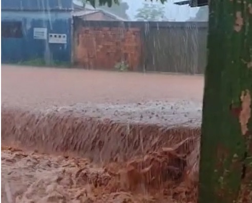 Água invade casas em bairros de Araguaína após forte chuva; até local onde será o carnaval ficou inundado