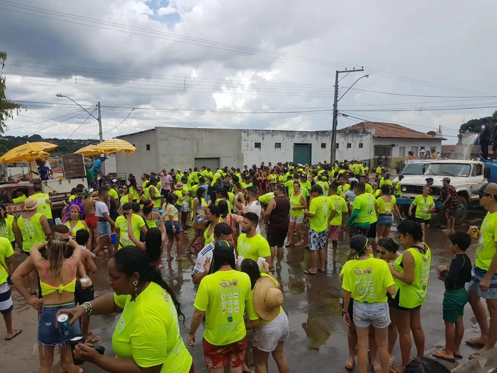 Sem medo de água gelada, bloco dos Enxutos completa 27 anos de tradição em Dianópolis