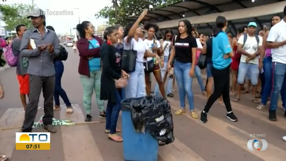 Usuários do transporte público bloqueiam avenida na frente de estação de ônibus em Palmas