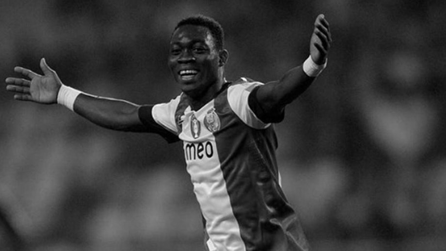 Equipas de FC Porto e Rio Ave homenageiam Christian Atsu no relvado do Dragão