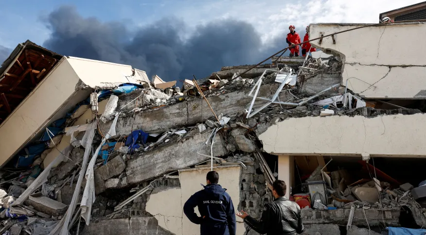 Seguem as buscas por vítimas de terremoto; chances de achar sobreviventes são baixas