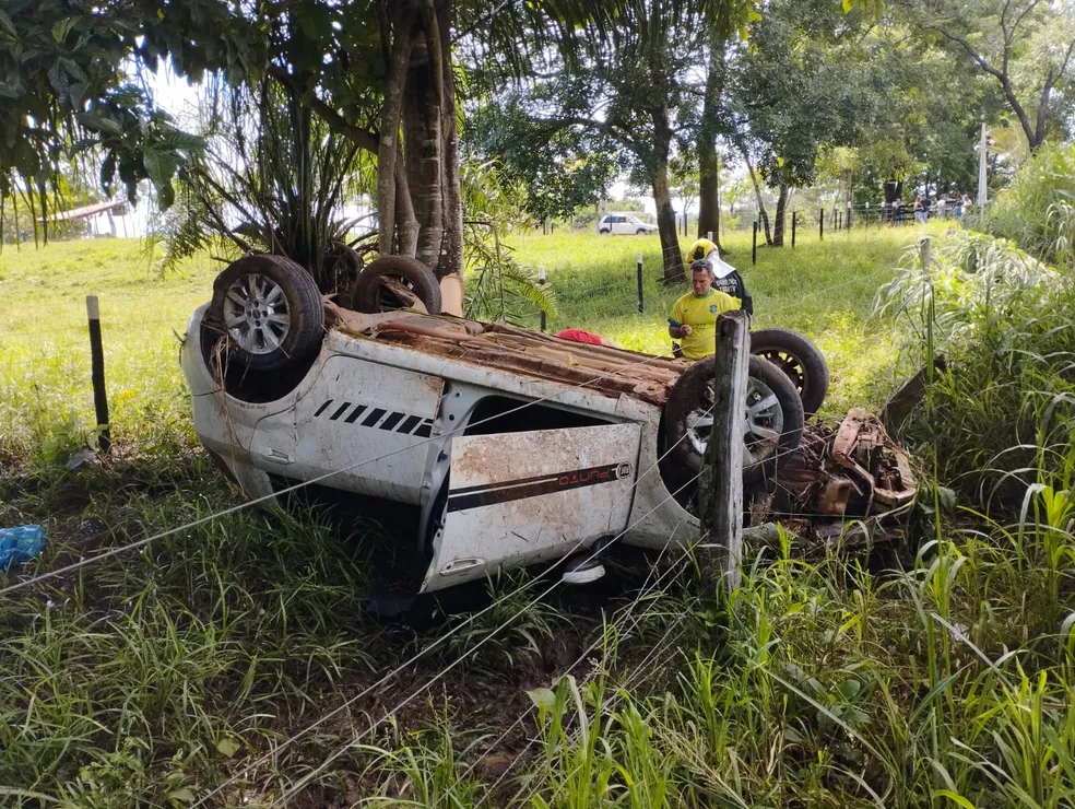 Motorista perde o controle, capota na TO-080 e consegue sair do carro pela janela traseira