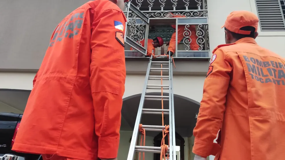 Bombeiros são chamados para resgatar paciente em casa após elevador despencar