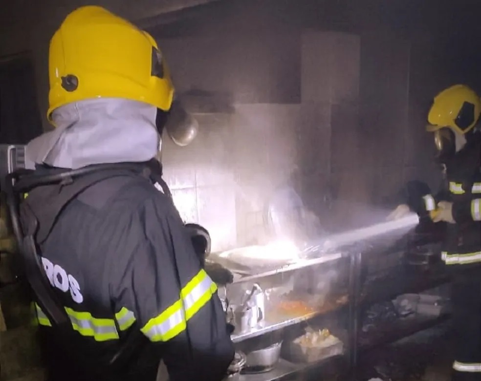 Fritadeira elétrica causa incêndio em cozinha de bar em Gurupi