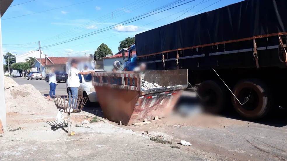 Homem morre a caminho do hospital após ser atropelado por caminhão