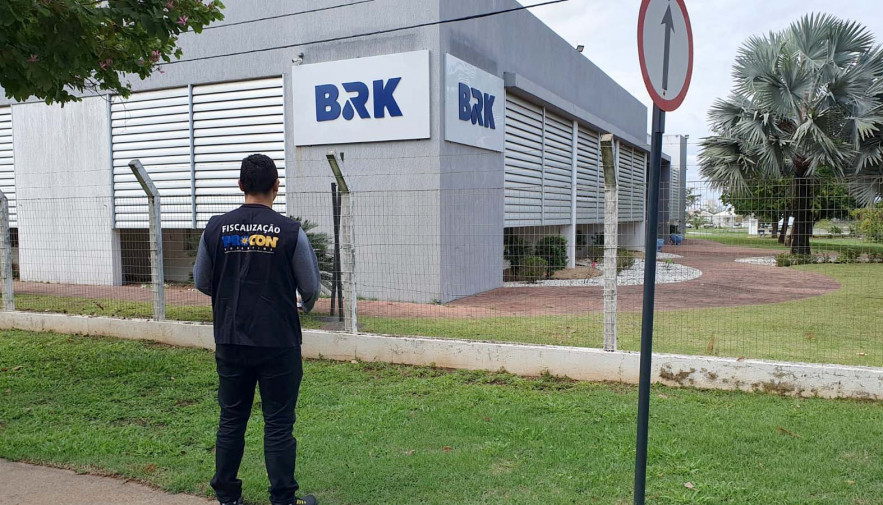 Consumidores denunciam o recebimento de água com barro e Procon Tocantins notifica BRK