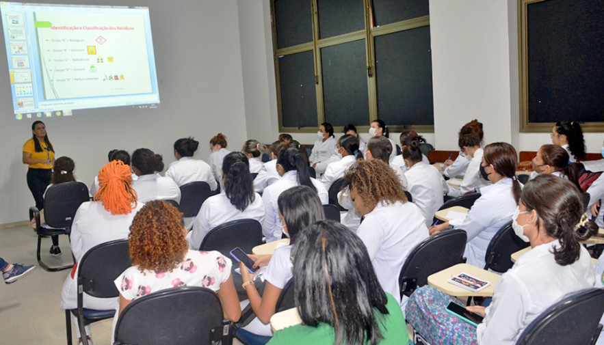 SES-TO capacita alunos de enfermagem e técnicos sobre manejo de resíduos