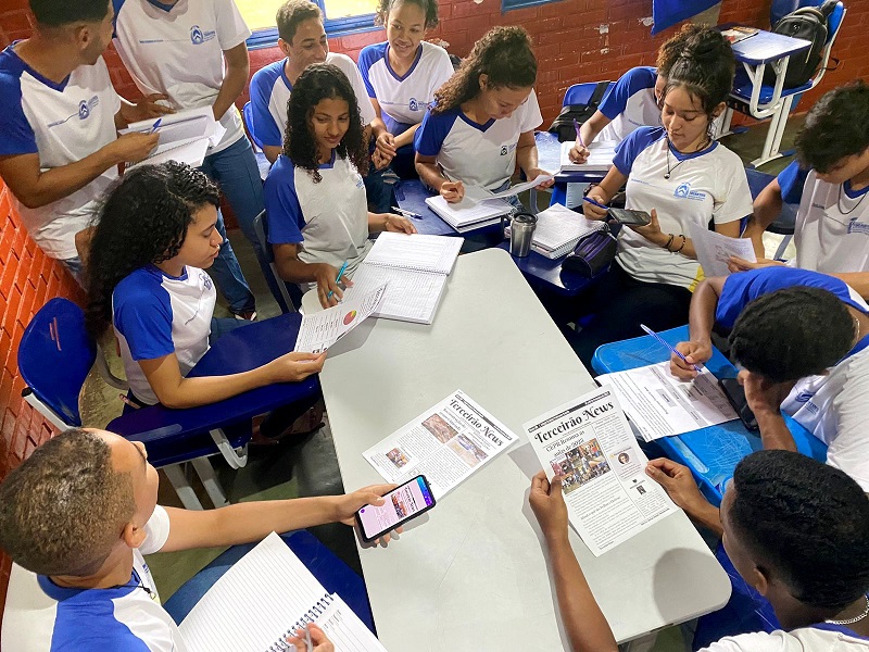 Estudantes da rede estadual de Aurora do Tocantins trabalham conteúdo de Sociologia durante a produção de jornal semanal