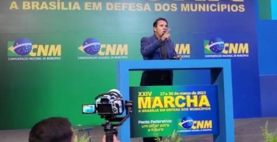 Deputado federal Carlos Gaguim reivindica mais emendas especiais para prefeitos durante marcha em Brasília