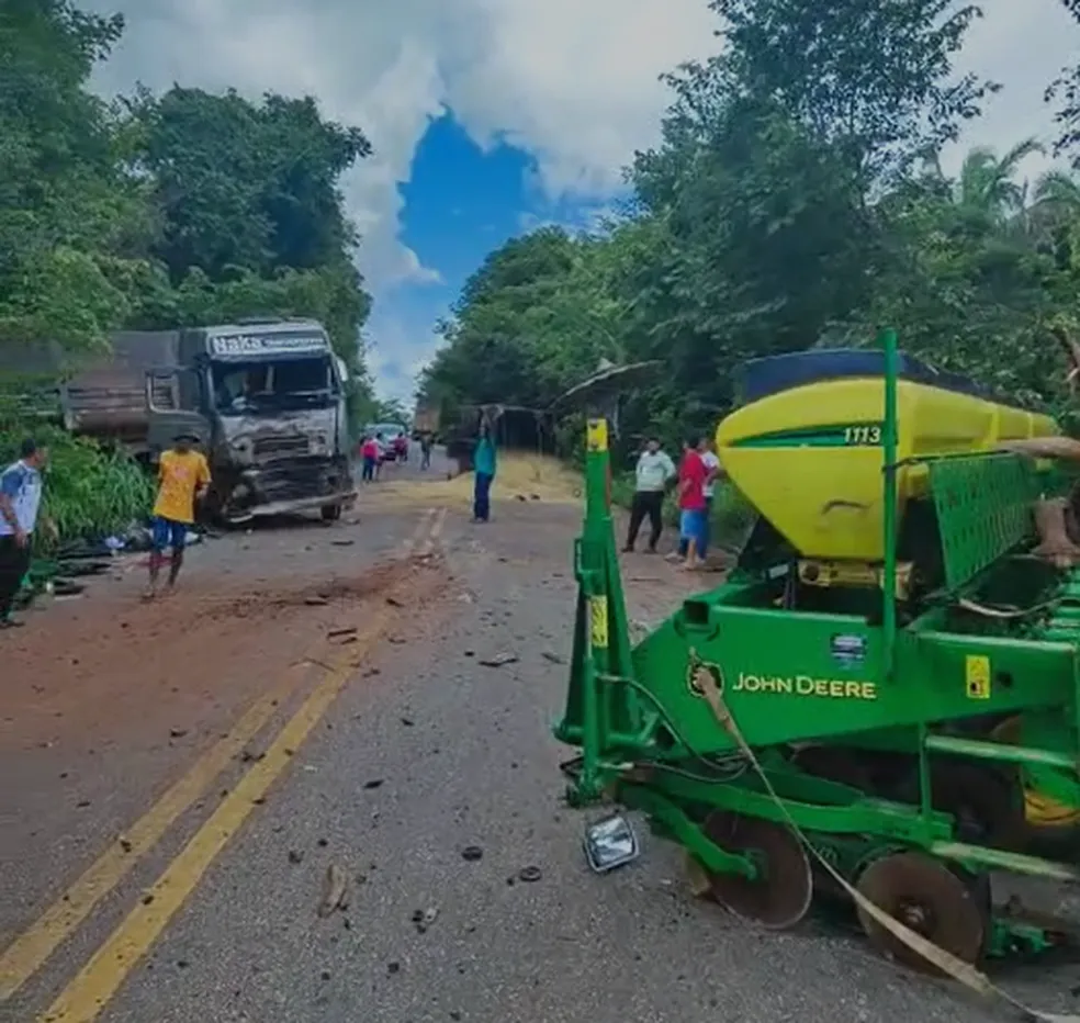 Trânsito na TO-336 fica prejudicado após carreta com soja ficar sem freio e se envolver em acidente com outro caminhão