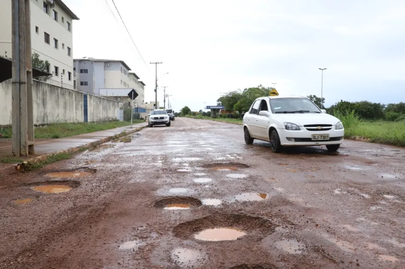 Buracos em vias na região sul de Palmas causam prejuízos aos condutores e perigos ao trânsito