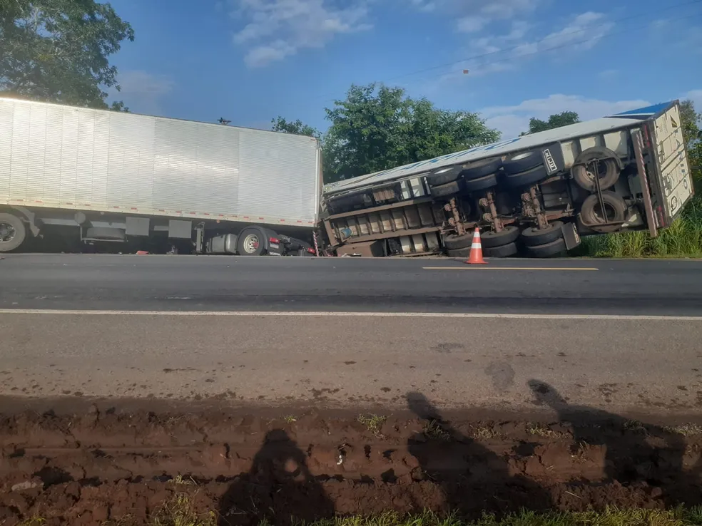 Caminhoneiro morre e outro fica gravemente ferido após batida de frente entre carretas na BR-153