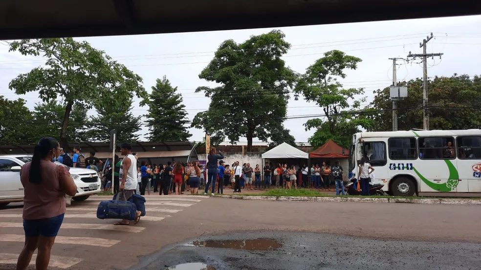 Usuários voltam a fechar avenida na frente da estação do Aureny III em protesto pela falta de ônibus em Palmas