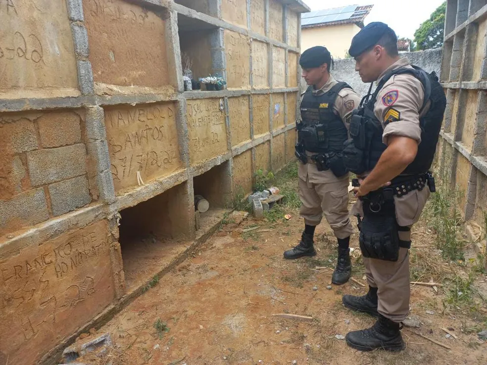 Coveiro encontra mulher que foi enterrada viva em um túmulo de cemitério; Veja o vídeo