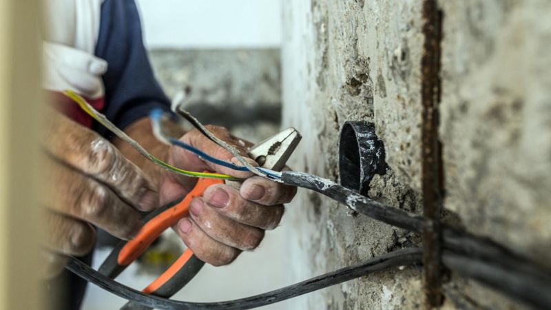 ‘Fui pegar pipa e perdi braços e perna’: choque elétrico mata 2 brasileiros por dia