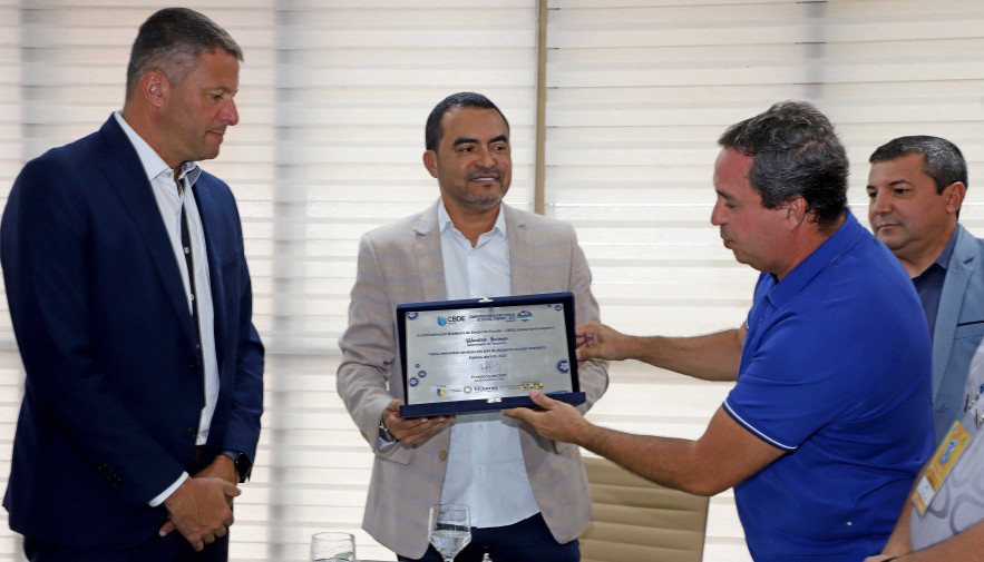 Governador Wanderlei Barbosa recebe embaixador do IX Campeonato Brasileiro Escolar de Futebol Feminino, disputado no Tocantins